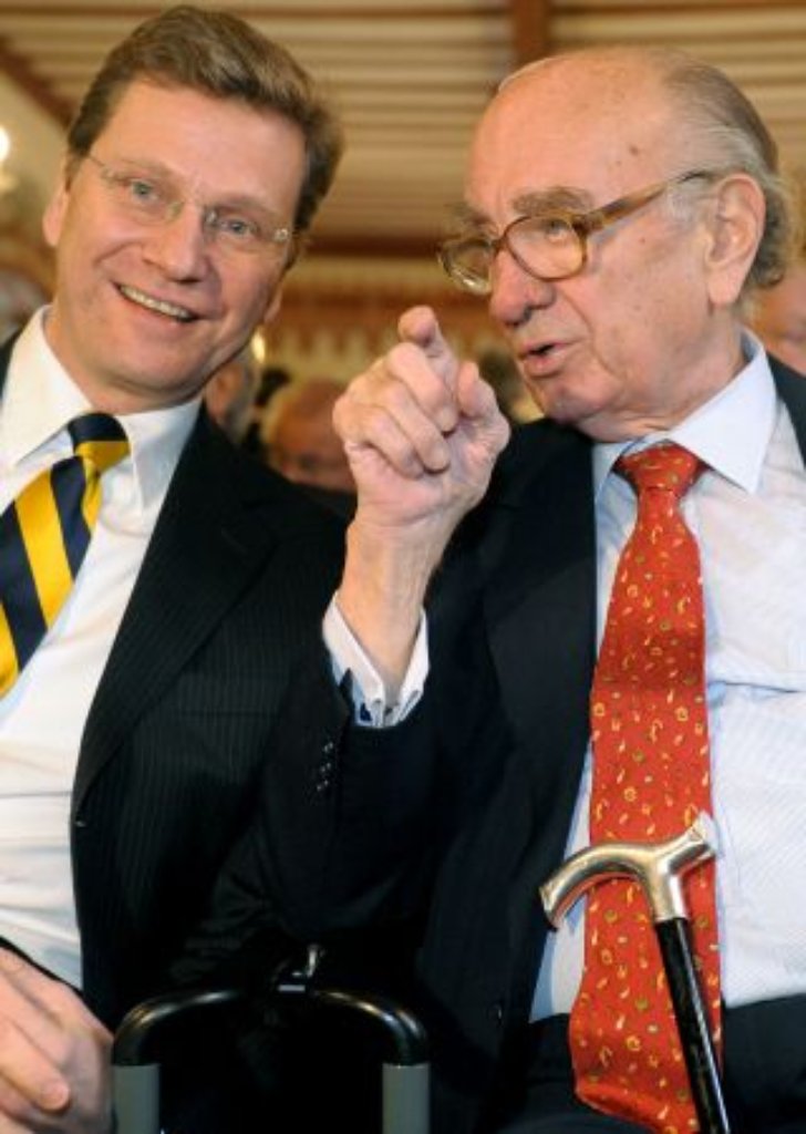 Der Bundes- und Fraktionsvorsitzende der FDP Guido Westerwelle (links) unterhält sich am 12.12.2008 mit dem Ehrenvorsitzenden Otto Graf Lambsdorff auf einem Festakt zur Gründung der Partei vor 60 Jahren im Amtshof in Heppenheim.