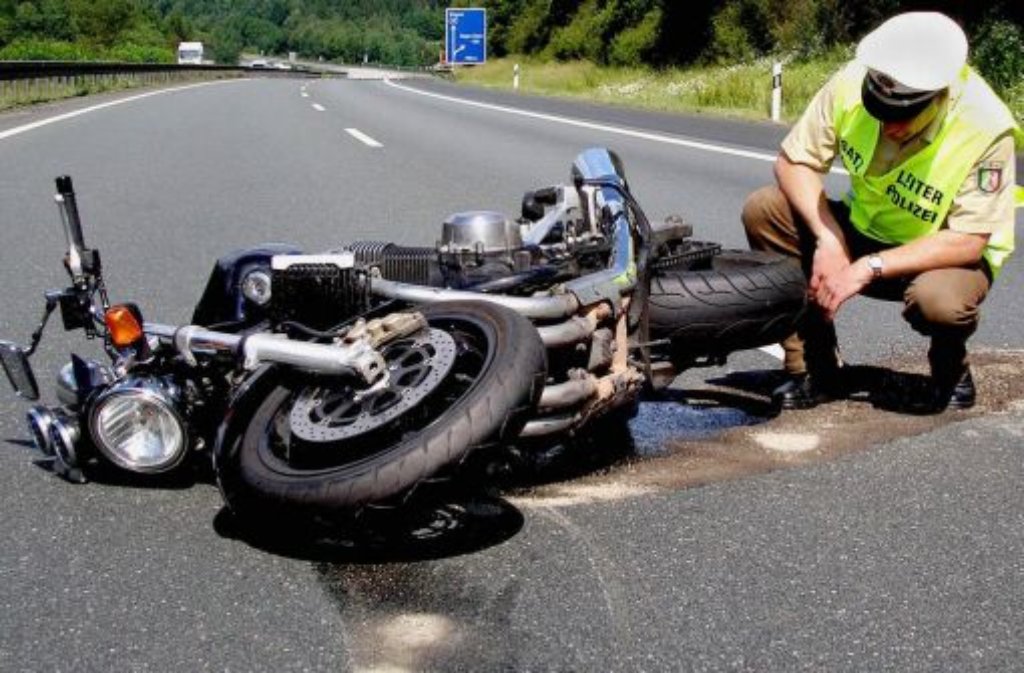 Bei einem Unfall bei Weil im Schönbuch (Kreis Böblingen) ist ein Motorradfahrer tödlich verunglückt.  Foto: dpa/Symbolbild