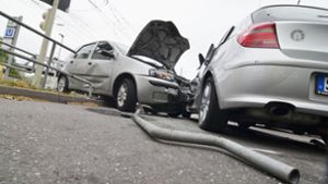 Fiat Punto nimmt Geländer mit und baut Unfall