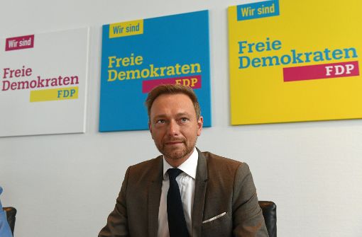 Christian Lindner, Bundesvorsitzender und Spitzenkandidat bei der Bundestagswahl 2017 sitzt vor FDP-Plakaten. Foto: dpa