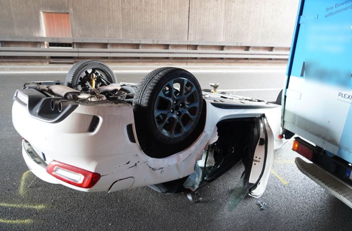 Unfall in Stuttgart-Vaihingen: Auto überschlägt sich auf der B14