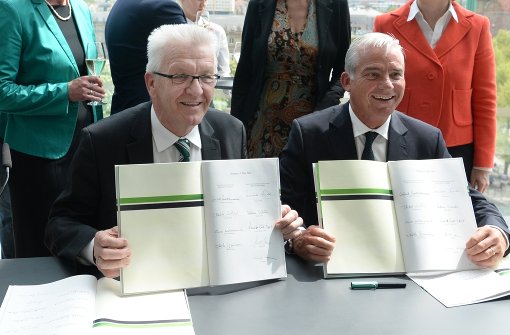 Den offiziellen Teil des Koalitionsvertrags präsentierten Winfried Kretschmann (links) und Thomas Strobl strahlend. Die Nebenabsprachen werden eher verbissen kommentiert. Foto: DPA