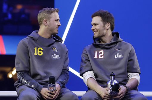 Jared Goff (links) misst sich beim Super Bowl in Atlanta mit Tom Brady. Foto: AP