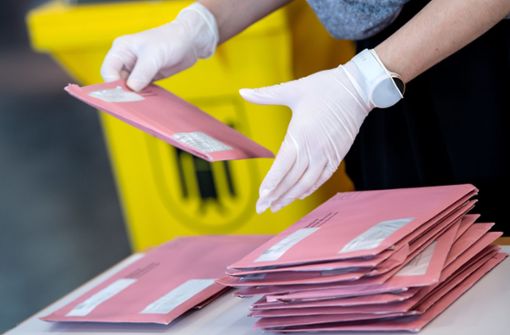 Auch Demokratie könnte ansteckend sein: Auszählung der Briefwahlen in München Foto: dpa/Sven Hoppe