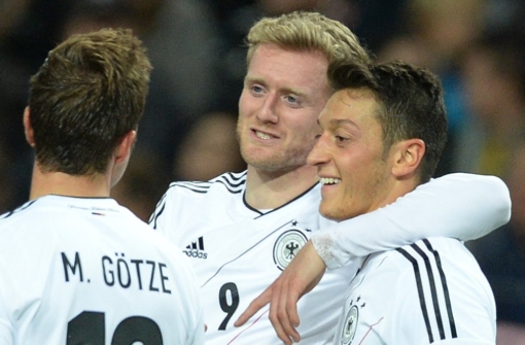 Deutschlands dreifacher Torschütze Andre Schürrle (Mitte) jubelt mit Mario Götze (links) und Mesut Özil nach seinem Treffer zum 5:3 für Deutschland gegen Schweden.
