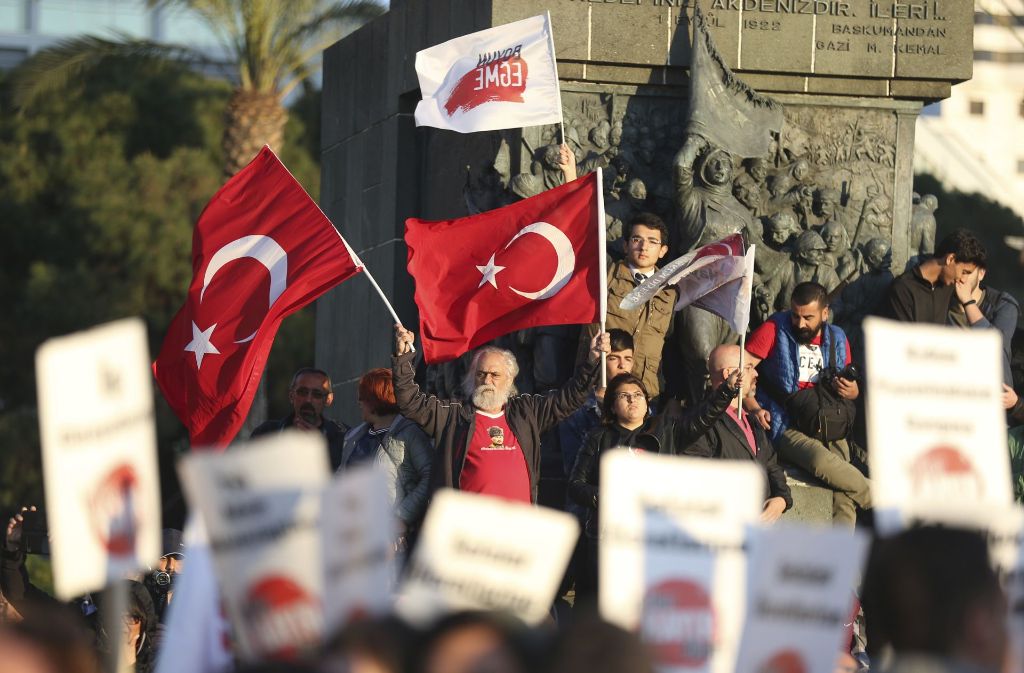 Anhänger der „Nein-Bewegung protestieren in Istanbul gegen das Referendum. Foto: AP