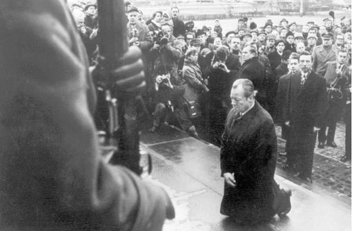 Historischer Moment: Am 7. Dezember 1970 fällt Bundeskanzler Willy Brandt in Warschau auf die Knie. Foto: dpa
