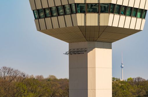 Der Tower für die Flugsicherung  des Flughafens Tegel im Westen Berlins. Im Hintergrund  der Fernsehturm unweit des Alexanderplatzes. Foto: Peter Ortner Foto:  