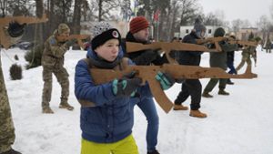 Aus Angst vor einer russischen Invasion haben sich Hunderte Zivilisten den ukrainischen Reservearmeen angeschlossen, darunter auch Kinder. Sie bereiten sich mit Holzgewehren auf ihren Einsatz vor. Foto: dpa/Efrem Lukatsky