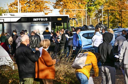 Impfbus statt Impfzentrum – im Landkreis Esslingen gibt es  das mobile Angebot, das  nach wie vor –  wie hier Ende Oktober – gut angenommen wird. Foto: Ines Rudel