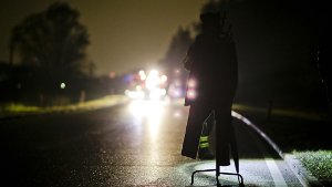 Rekonstruktion eines tödlichen Fußgängerunfalls 2012 in Bietigheim: Hätte der Autofahrer die dunkle Gestalt im Scheinwerferlicht schneller erkennen müssen? Foto: Leif Piechowski