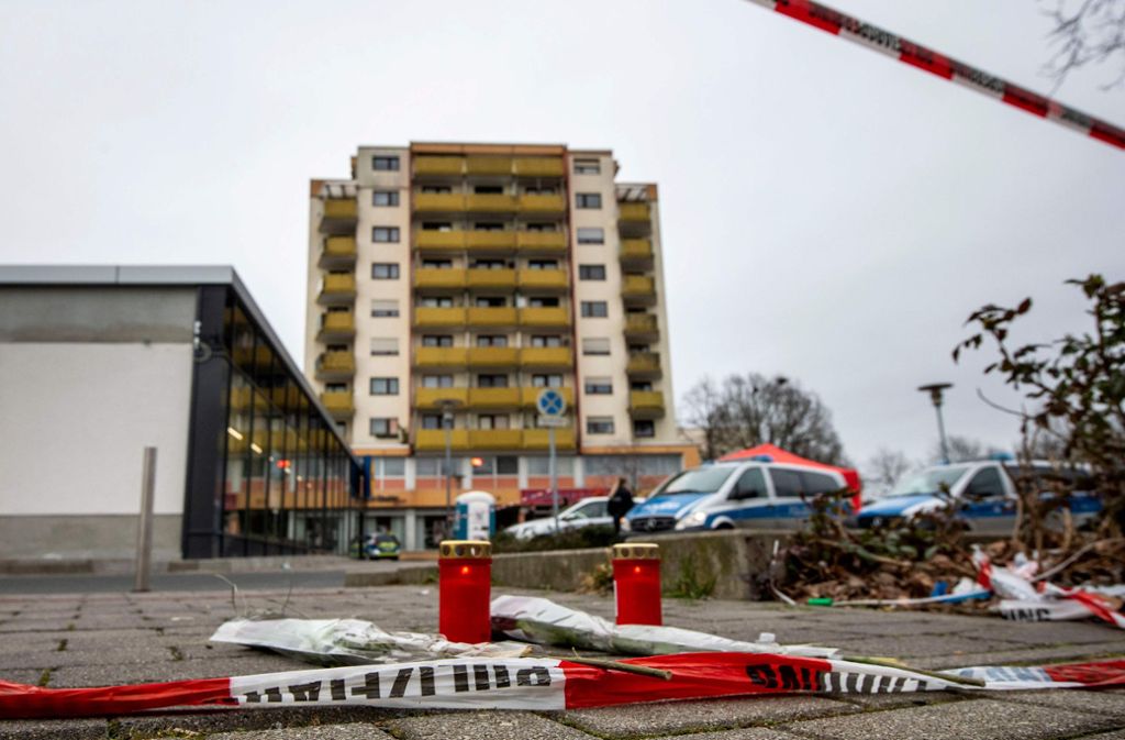 In Hanau bei Frankfurt erschoss ein Deutscher am Mittwochabend zehn Menschen und sich selbst. In der Nähe des Tatorts wurden Blumen und Kerzen abgelegt.