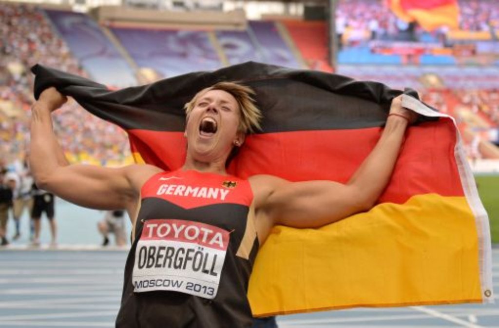 18. August: Christina Obergföll hat sich in Moskau ihren langjährigen Traum erfüllt. Nach fünfmal Silber bei internationalen Titelkämpfen ist die Speerwerferin auf dem obersten Treppchen angekommen und ihren Ruf als „Ewige Zweite“ los.  Foto: dpa
