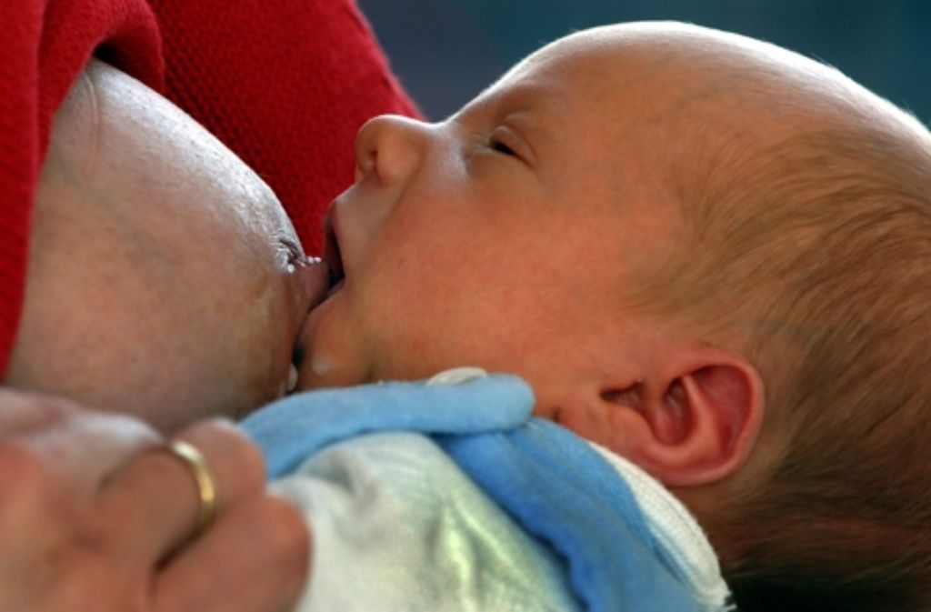 Laut Muttermilchforschern sind gestillte Säuglinge wesentlich weniger anfällig gegen eine Reihe von Infektionskrankheiten wie Durchfall oder Mittelohrentzündungen. Foto: dpa
