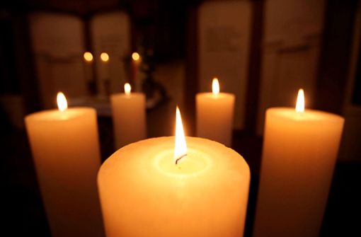 So schön das warme Licht auch ist – eine brennende Kerze sollte nie unbeaufsichtigt sein (Symbolfoto). Foto: picture alliance / dpa/Patrick Sinkel