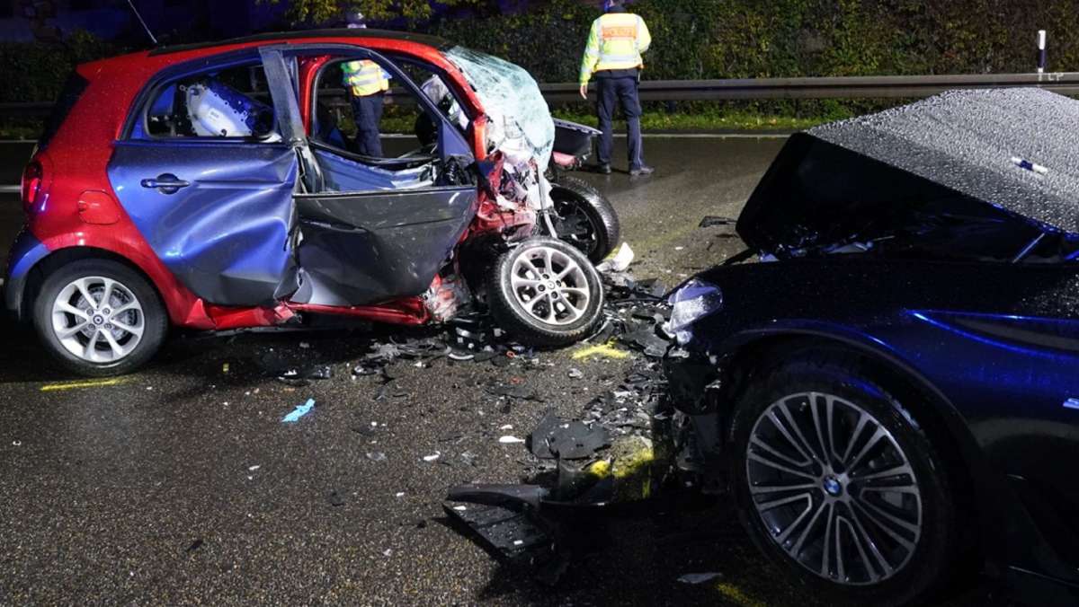 Geisterfahrer auf B10 bei Stuttgart: Hintergründe nach schwerem Unfall weiter unklar – Polizei überführt Gaffer