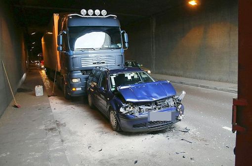 Zu einem schweren Unfall ist es am Donnerstagmittag im Leuzetunnel gekommen. Foto: 7aktuell.de/Jens Pusch