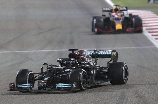 Lewis Hamilton vor Max Verstappen,  ein gewohntes Bild – doch es war in Bahrain wesentlich knapper, als man vermuten könnte. Foto: dpa/Kamran Jebreili