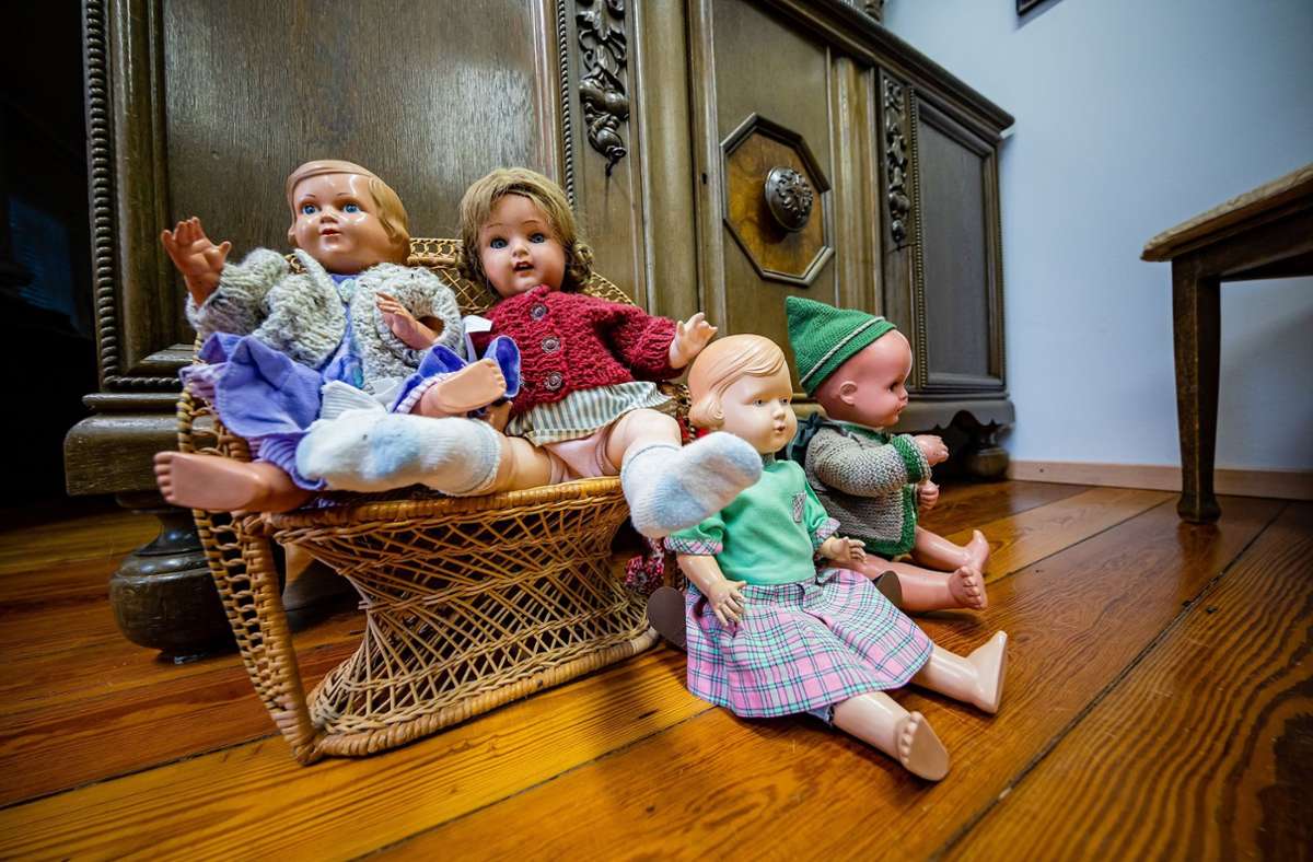 Vorübergehend müssen einige Puppen auf dem Fußboden warten, bis sie das richtige Plätzchen gefunden haben.