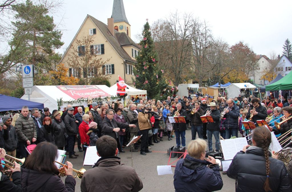 Der evangelische Posaunenchor spielte in Stammheim zum Auftakt des Weihnachtsmarktes.