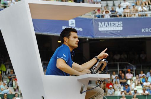 In seinem Tennisjob  entscheidet  Nico Helwerth aus luftiger  Höhe. Foto: privat