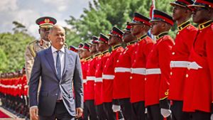 Kenia ist die zweite Station auf der Afrikareise von Bundeskanzler Olaf Scholz. Dort fährt man  für die militärischen Ehren einiges auf. Foto: dpa/Michael Kappeler