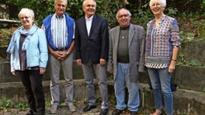 Emilia Schlotter, Wolfgang Müller-Koelbl, Edgar Bucher,  Antonio Lo Bello und Inge Dufner (von links) helfen Jugendlichen. Foto: Malte Klein