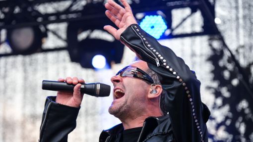 Bono, bist du’s? Die U2-Coverband The Edge spielt  im Blauen Haus. Foto: Eibner//Florian Wiegand