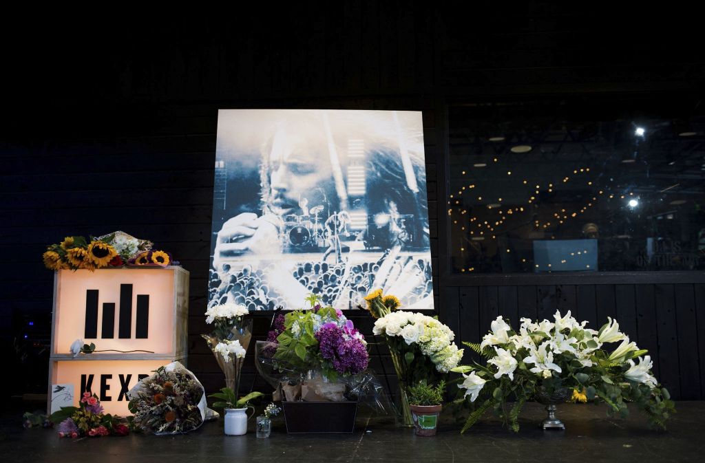 Fans haben Blumen für den verstorbenen Sänger Chris Cornell niedergelegt.