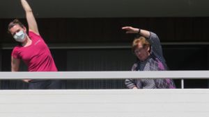 Die Physiotherapeutin Sonja Friedmann und eine Patientin nutzen die Übungseinheit, um auf einem Fellbacher Balkon gleich Sonne und frische Luft zu tanken. Foto: Brigitte Hess