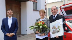 Bürgermeister Christian Walter (links) mit Jürgen und Heidi Widmann. Foto: /Christine Strienz