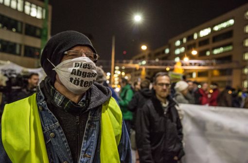 Ein Teilnehmer protestiert am Neckartor mit einem Mundschutz. Foto: Lg/Julian Rettig
