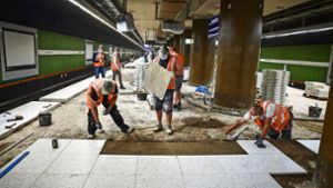 Im S-Bahn-Tunnel gibt es auch in den nächsten Jahren viel zu tun. Neben der Stationssanierung – hier Arbeiten im Sommer 2021 – geht es um neue Technik. Foto:  