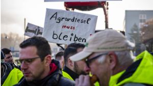 In vielen Teilen Deutschlands demonstrierten Landwirte am Montag gegen die Sparpläne der Bundesregierung – so wie hier in Saarbrücken. Foto: IMAGO/BeckerBredel/IMAGO/BeckerBredel