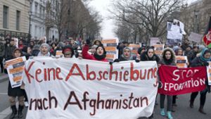 Immer wieder demonstrieren Afghanen und Deutsche gemeinsam gegen Zwangsrückführungen. Foto: epd