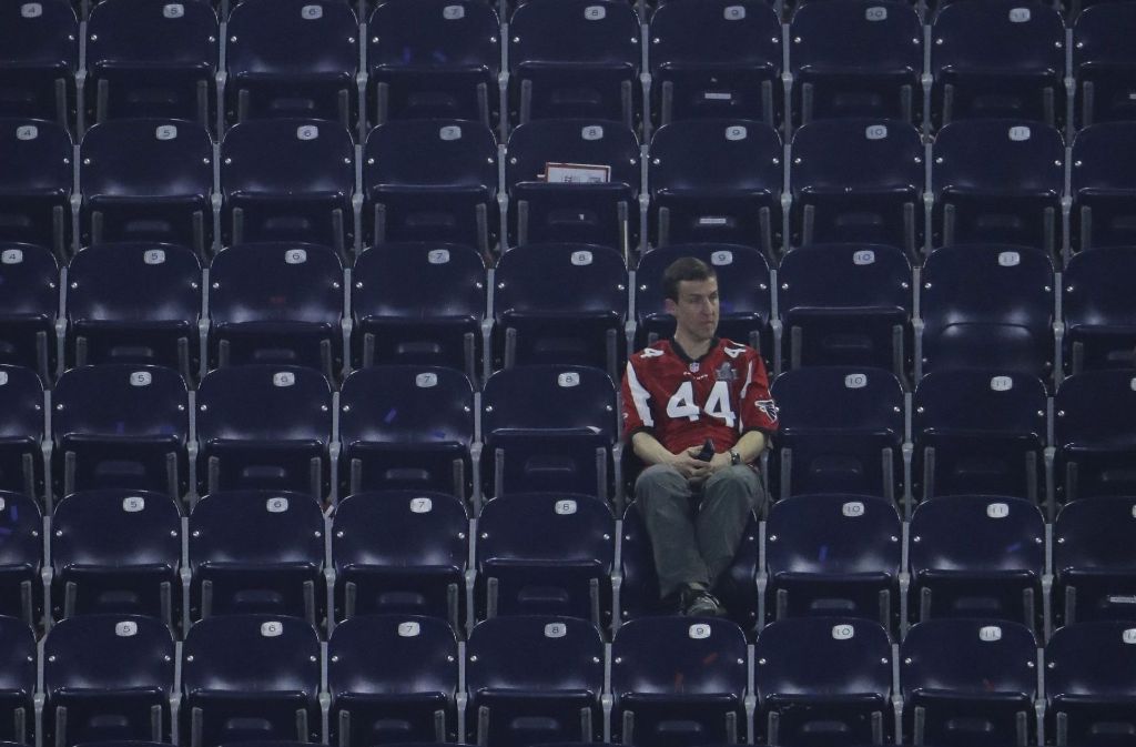 Wieso dieser Fans der Atlanta Falcons so alleine und traurig nach dem Super Bowl im Stadion sitzt, weiß nur, wer nicht zu früh ins Bett gegangen ist. Foto: AP