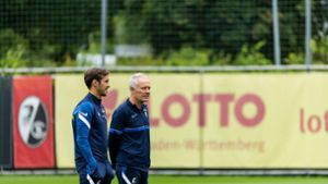 Julian Schuster (l) wird ab Sommer Nachfolger von Freiburgs Cheftrainer Christian Streich. Foto: Philipp von Ditfurth/dpa