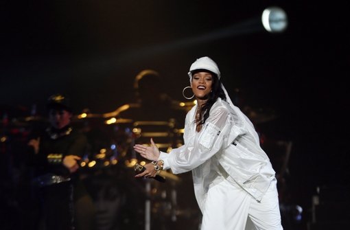 Beim Konzert in Abu Dhabi gabs an Rihannas Outfit nichts auszusetzen: Für ihre Verhältnisse war die Sängerin richtig dick eingepackt. Foto: dpa