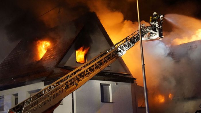 Feuer zerstört zwei Wohnhäuser in Waiblingen
