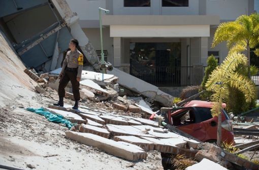 Nach der Erdbeben- und Tsunami-Katastrophe wird die Suche nach Überlebenden zu einem dramatischen Wettlauf gegen die Zeit. Foto: AFP