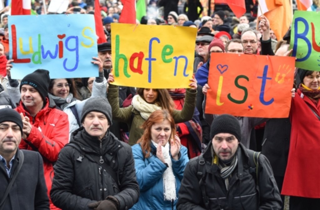 In Ludwigshafen haben Tausende gegen eine Kundgebung von Hooligans und Sympathisanten des rechten Lagers demonstriert.