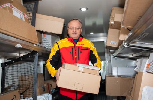 Keine Qualifizierungsmaßnahme: SPD-Landeschef Andreas Stoch sucht immer wieder Erfahrungen in der Praxis – hier arbeitet einen Tag lang als Paketzusteller bei der DHL. Foto: dpa/Tom Weller