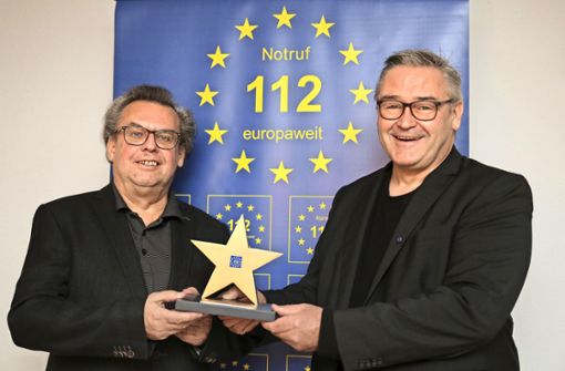 Joachim Spohn (links) nimmt für die Bürgerinitiative Rettungsdienst den „Goldenen Euronotruf-Stern“ entgegen, überreicht von Nils Bunjes vom Stuttgarter Europa Zentrum. Foto: Europe direct