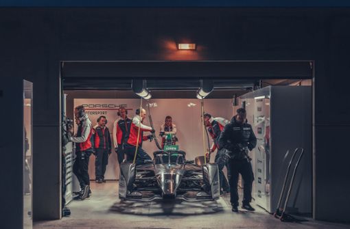 Ein Blick in die Porsche-Garage in Calafat: Vom frühen Morgen bis in den späten Abend arbeiten Mechaniker und Ingenieure am Auto. Foto: Porsche