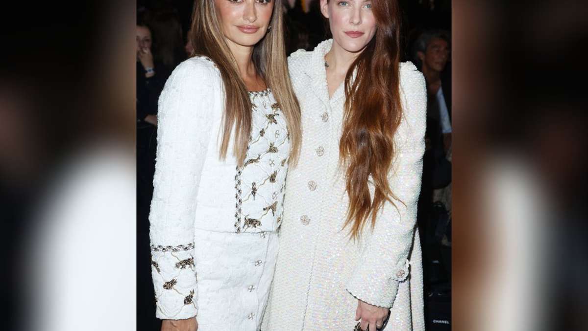 Ganz in Weiß in Paris: Riley Keough und Penélope Cruz beweisen Stilgefühl bei Chanel-Show