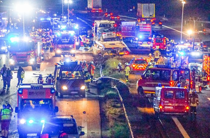 A5 bei Rastatt: Lkw schiebt Leitplanke auf Gegenspur – Trümmerfeld nach Unfall