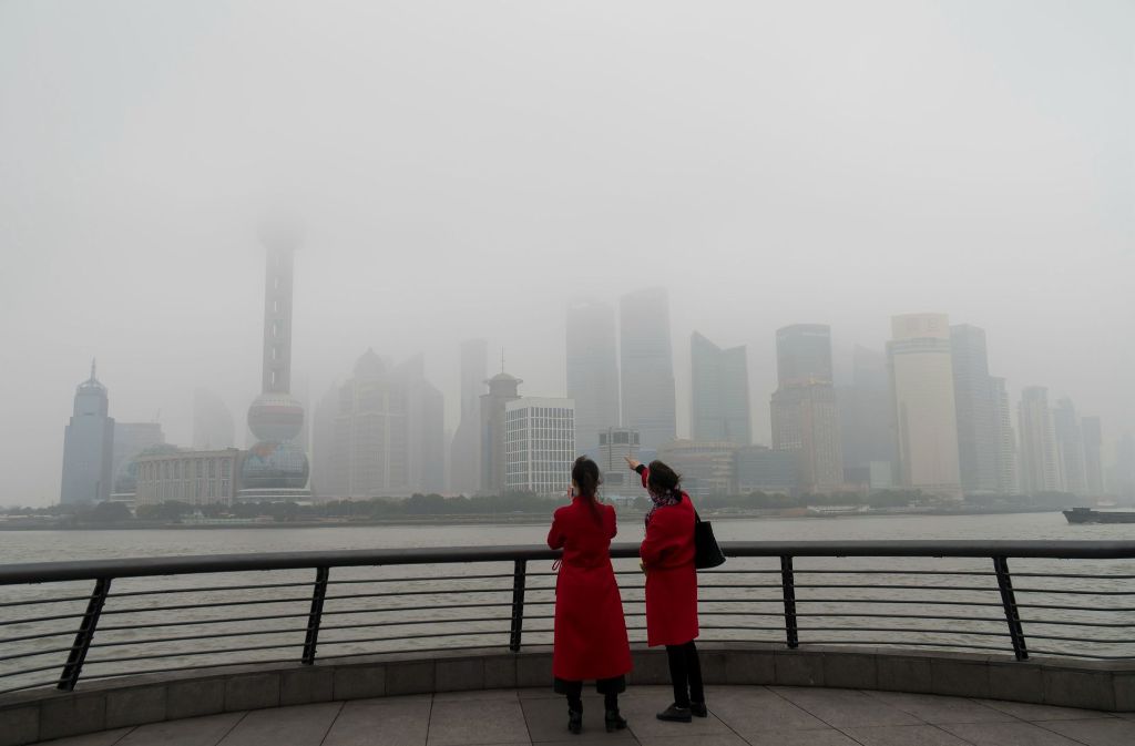 Dichter Smog verhüllt am 17. Februar 2017 die Innenstadt von Shanghai (China). Foto: Wang Gang/SIPA Asia/dpa