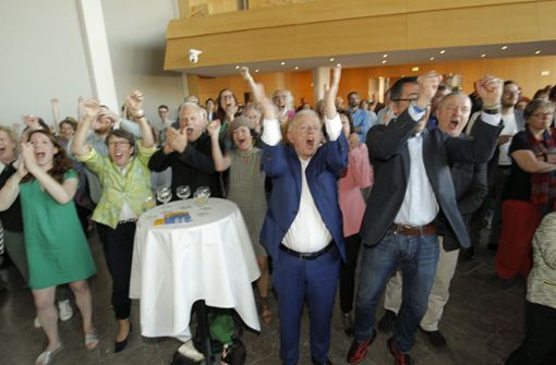 So sehen Sieger aus  – die Grünen bei der Bekanntgabe der Prognose im Rathaus mit Oberbürgermeister Fritz Kuhn (Mitte). Foto: Leif Piechowski