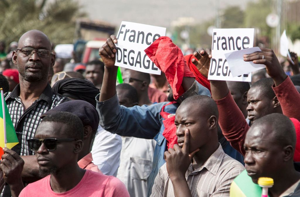 Frankreich soll seine Truppen aus Mali abziehen. Das fordern Demonstranten während einer Kundgebung in Bamako. Foto: AFP/ANNIE RISEMBERG