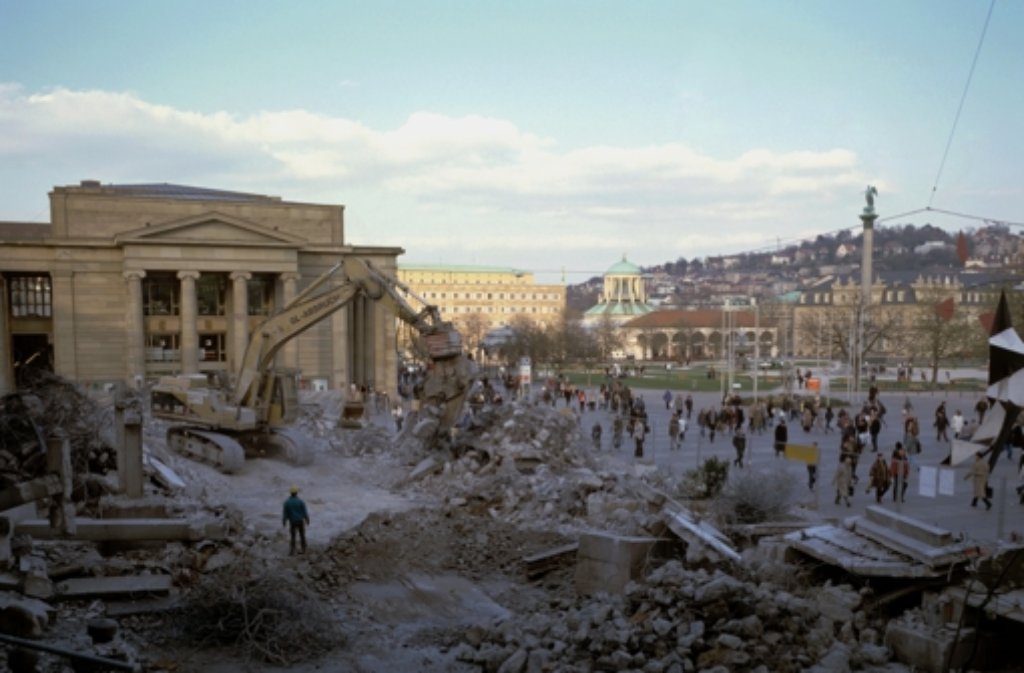 Im Jahr 2002 wurde die Freitreppe schon wieder abgerissen.